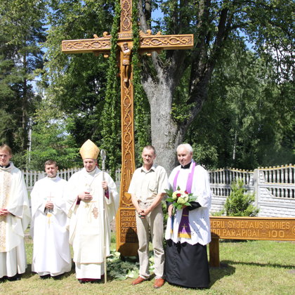 Kryžius, pastatytas parapijos šimtmečiui minėti, prie naujosios bažnyčios