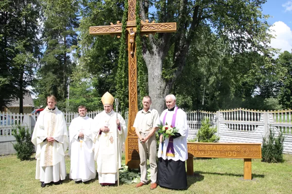 Kryžius, pastatytas parapijos šimtmečiui minėti, prie naujosios bažnyčios